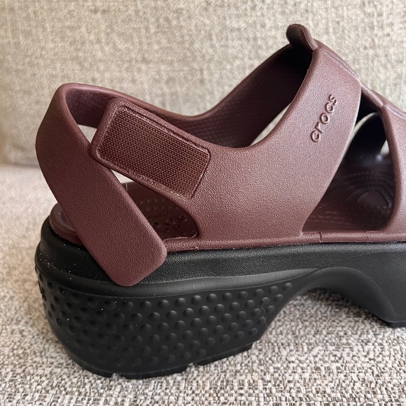 CROCS Stomp Fisherman Sandal Platform in Mocha Unisex Size Women's 10 / Men's 8 - Picture 10 of 13